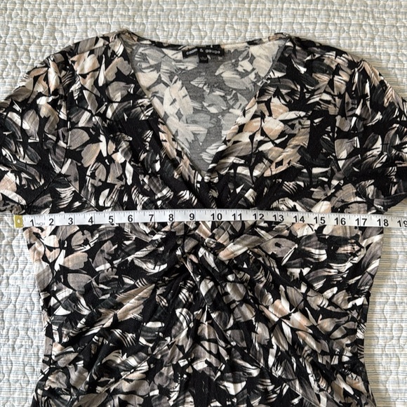 Spring Floral V-Neck - Picture 4 of 7